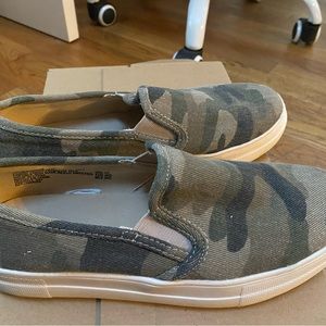Time and tru Olive green camo canvas slip on platform sneaker . Worn